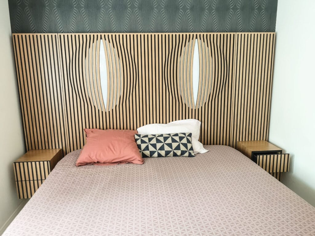 Panneau mural design pour chambre avec tete de lit luminaires et chevets integres