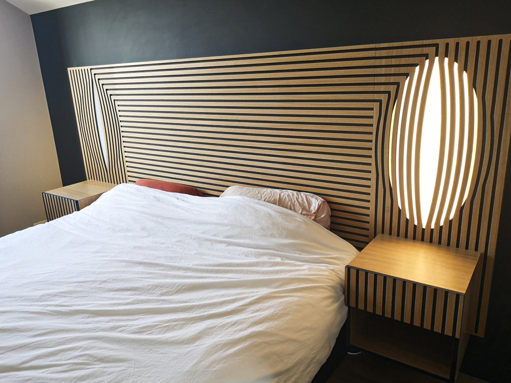 tete de lit esur mesure avec logement pour enceinte