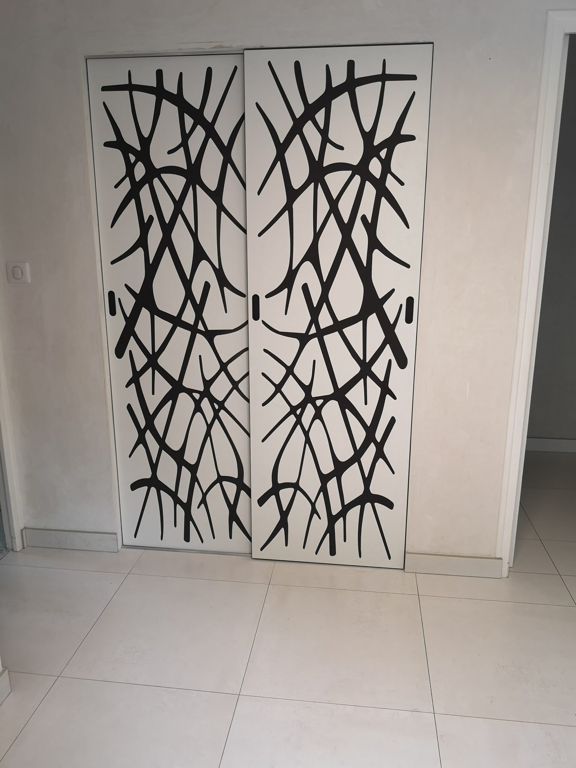 porte placard gravure motif acacia
